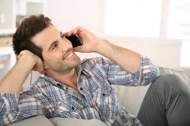 En man känner sig upphetsad och pratar länge med en kvinna i telefon